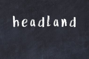 Tebeşir elle yazılmış yazı masasının üzerinde.