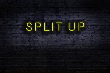 Geceleri duvarda neon levhası var. Yazı bölündü