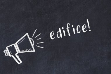 Hoparlör çizimi ve yazıt yapısı olan siyah karatahta.