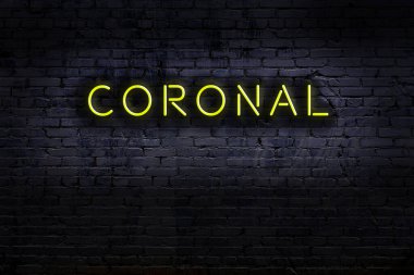 Geceleri duvarda neon levhası var. Yazı koronal