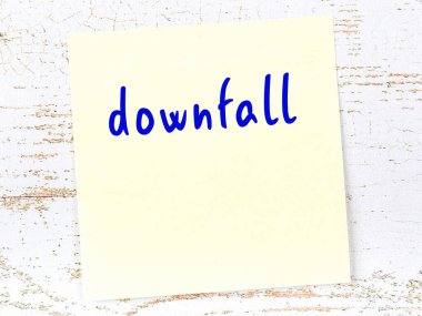 Tahta duvardaki sarı yapışkan notta el yazısıyla yazılmış çöküş var.