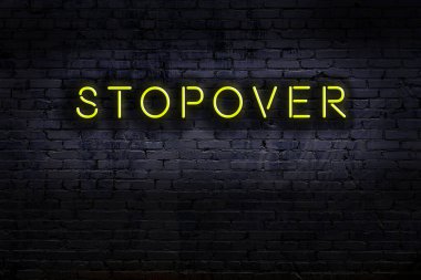 Geceleri duvarda neon levhası var. Yazı durdurma