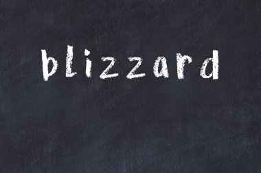 Tebeşir el yazısı kar fırtınası siyah masada