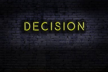 Geceleri duvarda neon levhası var. Yazı kararı