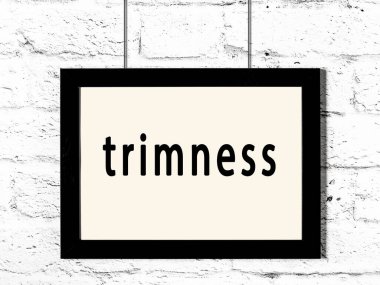 Beyaz tuğla duvarda asılı siyah ahşap çerçeve. 