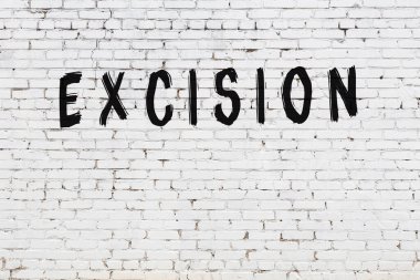 Üzerinde siyah boya olan beyaz tuğlalı bir duvar.