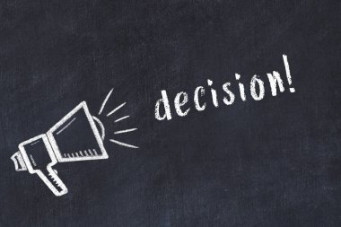 Hoparlör çizimi ve yazıt kararı olan siyah karatahta