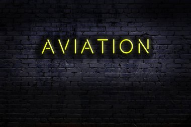 Duvara yazı yazdırılmış neon levhası. Gece görünümü