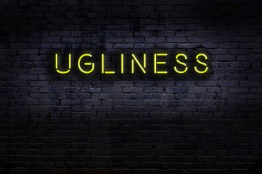 Geceleri duvarda neon levhası var. Yazı çirkinliği.