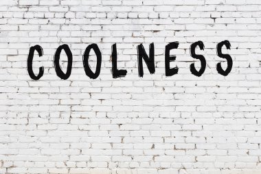 Yazılı beyaz tuğla duvar. Elle yazılmış siyah boya.