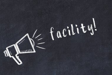 Hoparlörün tebeşir çizimi ve siyah masaya el yazısı yazması yazma tesisi.