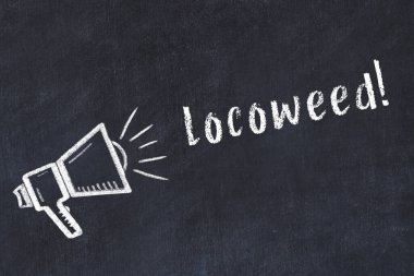 Hoparlör çizimli siyah karatahta ve yazıt lokomotifi