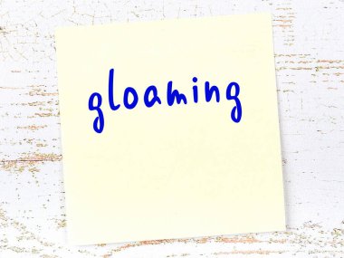 Tahta duvardaki sarı yapışkan notta el yazısı parlıyor.