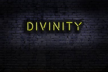 Geceleri duvarda neon levhası var. Yazı kutsallığı