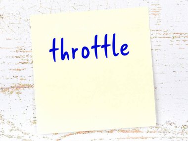 Tahta duvarda, el yazısıyla yazması gaz pedalı olan sarı yapışkan bir not.