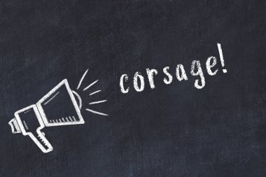 Hoparlörün tebeşir çizimi ve siyah masanın üzerine el yazısıyla yazılmış bir korsaj.