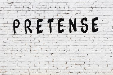 Yazılı beyaz tuğla duvar. Siyah boyalı sahte el yazısı.