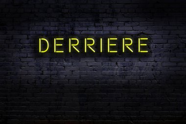 Geceleri duvarda neon levhası var. Yazı derrieri