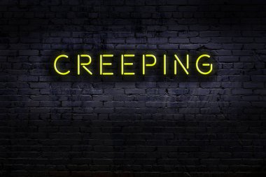 Geceleri duvarda neon levhası var. Yazı sürünüyor