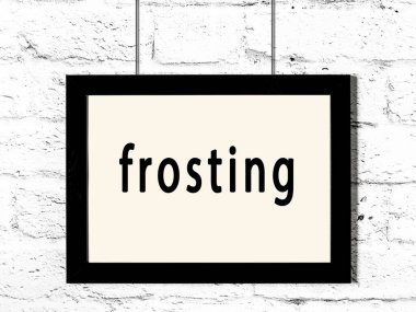 Beyaz tuğla duvarda yazılı siyah ahşap çerçeve. 