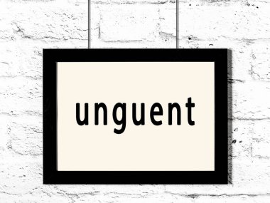 Beyaz tuğla duvarda asılı siyah ahşap çerçeve. 