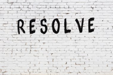 Yazı çözümü beyaz duvara siyah boya ile yazıldı.