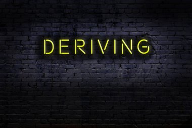 Geceleri duvarda neon levhası var. Yazı türevi