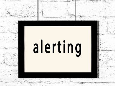 Beyaz tuğla duvarda yazılı siyah ahşap çerçeve. 