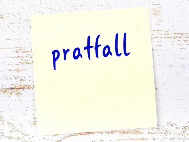 Düşüşü hatırlatma kavramı. Tahta duvarda üzerinde yazı olan sarı yapışkan kağıt.