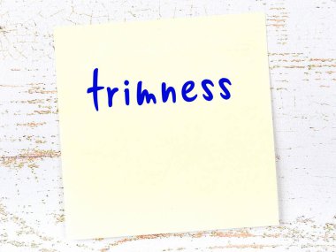 Tahta duvardaki sarı yapışkan nota, el yazısıyla düzenlenmiş.