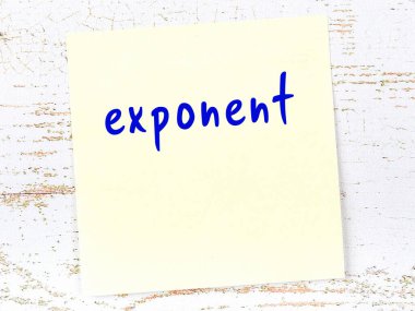 Tahta duvarda el yazısı üstlü sarı yapışkan bir not var.