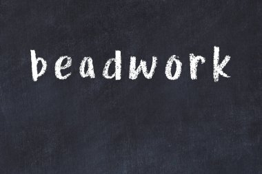 Üzerinde el yazısıyla yazılmış boncuklu kolej tahtası.