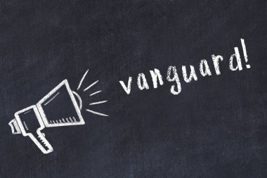 Hoparlörün tebeşir çizimi ve siyah masanın üzerine el yazısıyla yazılmış öncü yazı