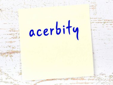 Tahta duvardaki sarı yapışkan notta elle yazılmış keskin yazılar var.