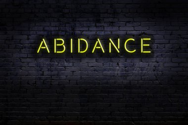 Geceleri duvarda neon levhası var. Yazıt kalıcılığı