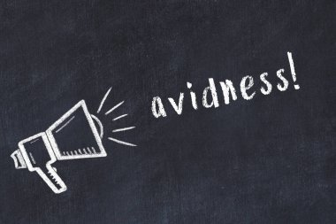 Hoparlör çizimi ve yazı tutkusu olan siyah karatahta