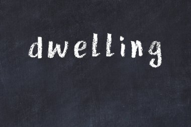 Tebeşir el yazısı yazması siyah masada ikamet ediyor