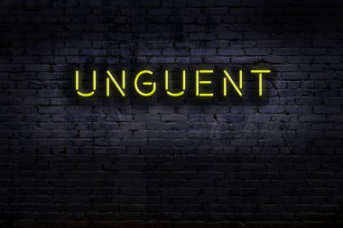 Geceleri duvarda neon levhası var. Yazı merhemi