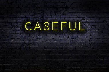 Geceleri duvarda neon levhası var. Yazı özeti