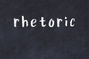 Tebeşir el yazısıyla yazılmış yazı, siyah masanın üzerine yazılmış.