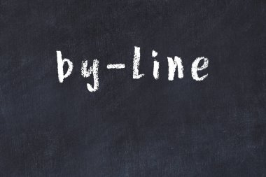 Tebeşir el yazısıyla yazılmış yazı, siyah masanın üzerine.