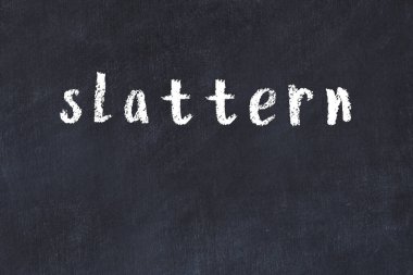 Tebeşir elle yazılmış yazıtlar siyah masaya konur.