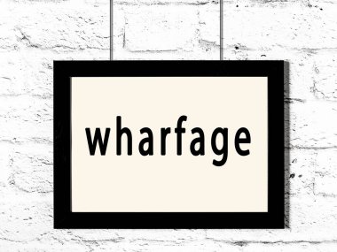 Beyaz tuğla duvarda yazı iskelesi asılı siyah ahşap çerçeve 