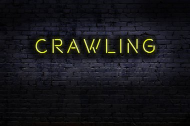 Geceleri duvarda neon levhası var. Yazı sürünüyor