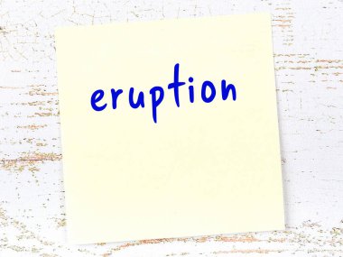 Tahta duvarda el yazısıyla yazılmış sarı yapışkan bir not var.