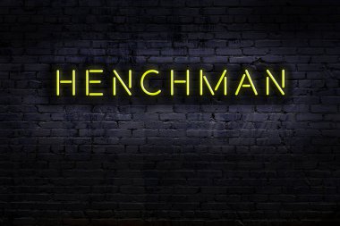 Geceleri duvarda neon levhası var. Yazı işleri sorumlusu.