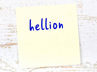 Hellion 'u hatırlatma kavramı. Tahta duvarda üzerinde yazı olan sarı yapışkan kağıt.