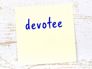 Kuluna bir öğüttür bu. Tahta duvarda üzerinde yazı olan sarı yapışkan kağıt.