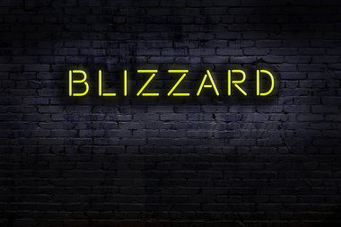 Geceleri duvarda neon levhası var. Yazı tipi