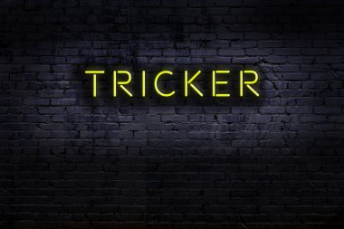 Duvara yazı yazan neon levhası. Gece görünümü